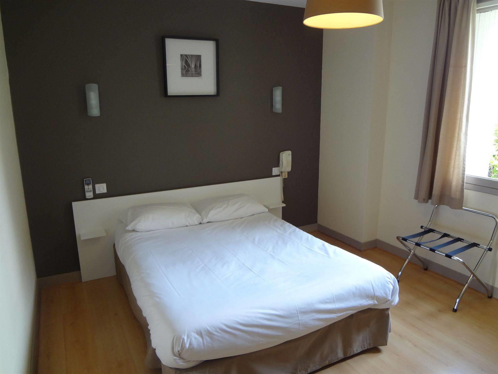 Brit Hotel Du Parc Niort Centre-Parking Gratuit Exterior photo